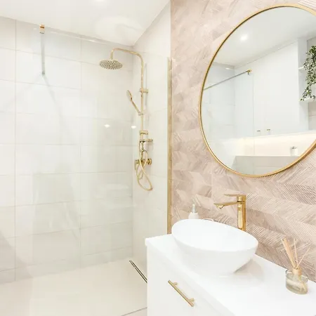 Jacuzzi Haven In - Private Terrace & Parking 华沙