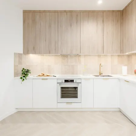 Jacuzzi Haven In - Private Terrace & Parking وارسو