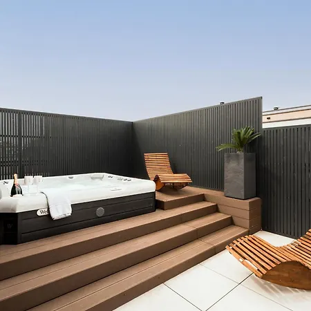 Jacuzzi Haven In - Private Terrace & Parking 华沙